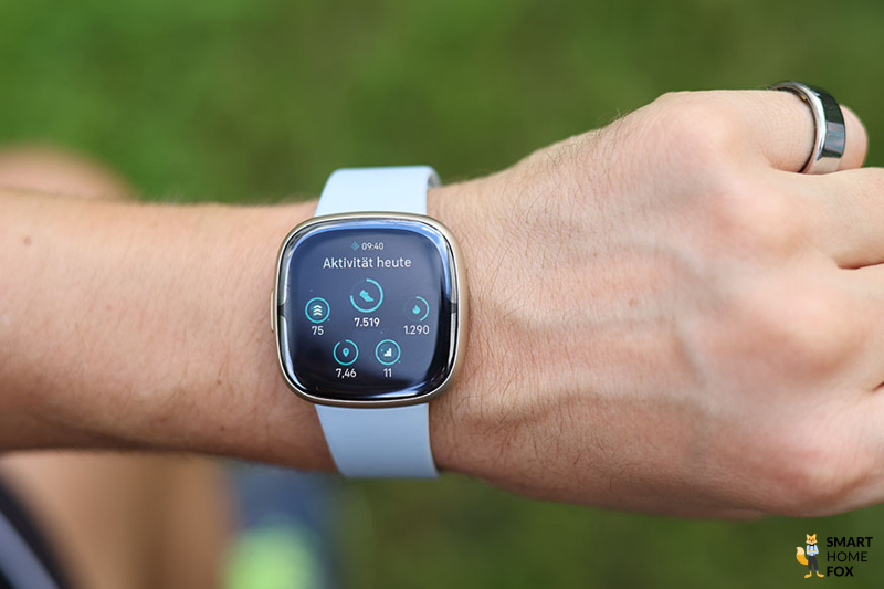 Man sieht den Aktivitätstracker der Fitbit Sense 2.